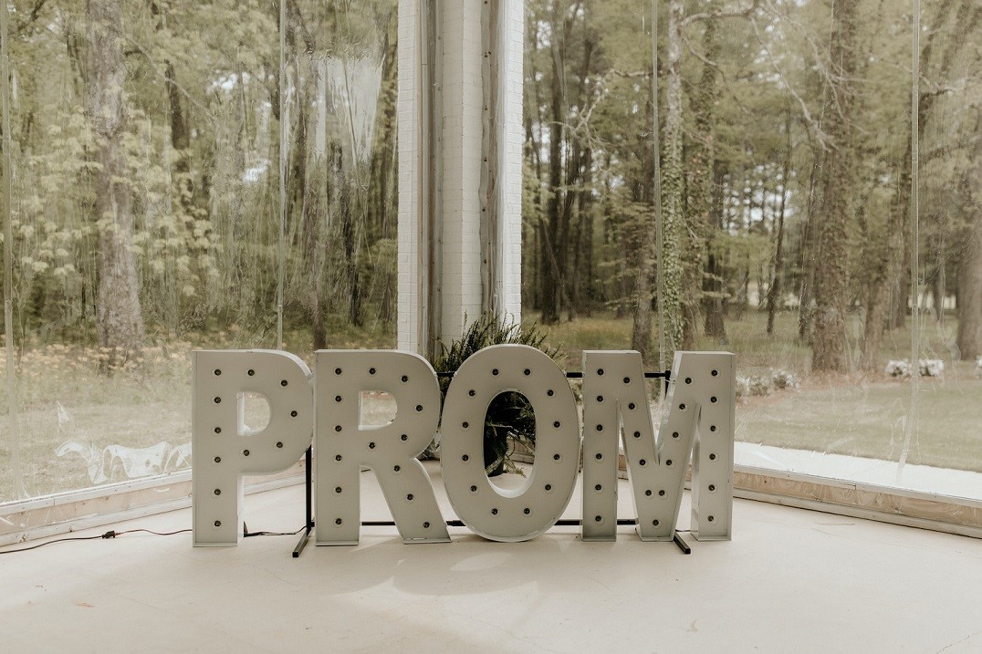 A light-up sign that says ‘Prom.’